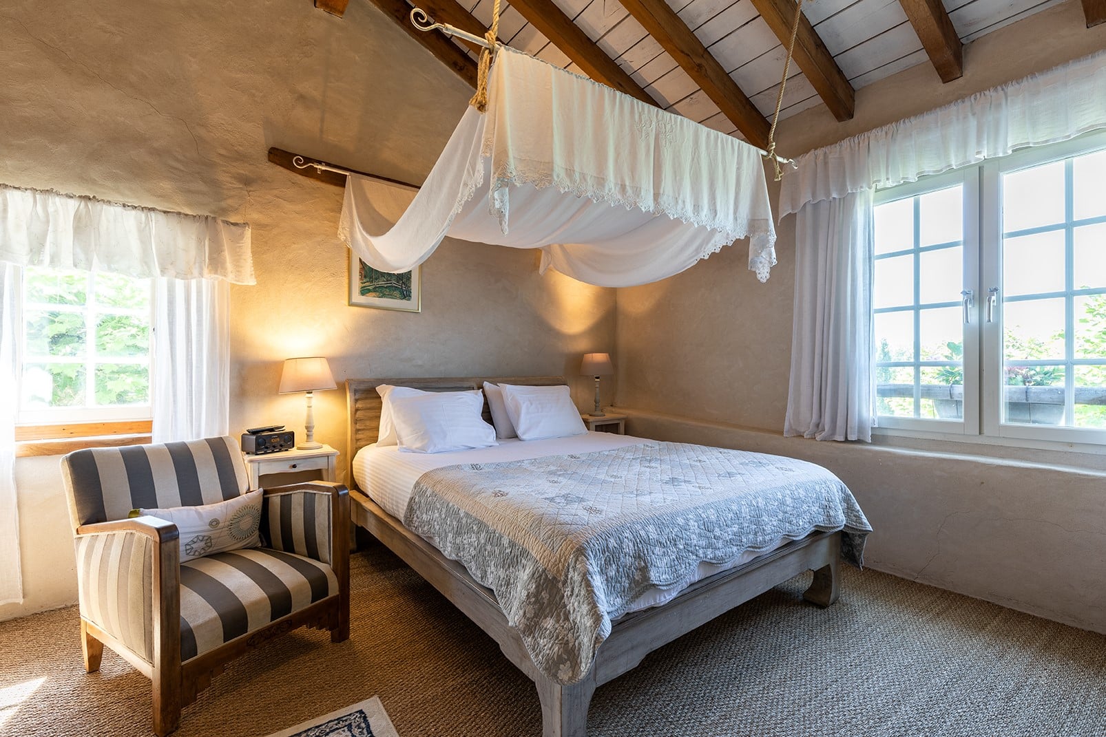 Chambre superieure au Domaine de Bassilour, grande chambre familiale lit king size avec lit supplémentaire possible