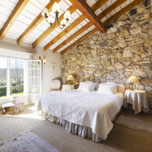 Chambre Luxe avec murs en pierre et poutres apparentes au Domaine de Bassilour à Bidart (3)